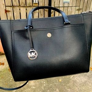 Like new barley used also comes with detachable wallet that snaps inside